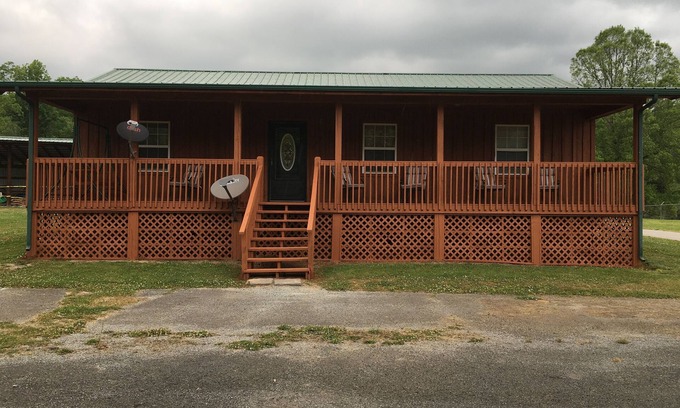 Newcomb House | Explore Clearfork Creek Lodging & RV Campground - Pet Friendly