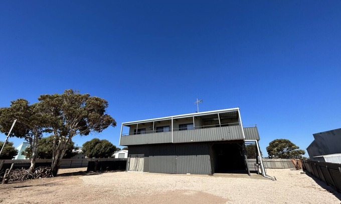 Port Victoria House | ```html
Cozy Clearview Shack - Family-Friendly Home in Port Victoria
```