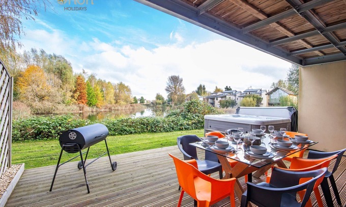 Cirencester House | Experience Clearwater 74: Goldcrest with Spa & Pet-Friendly Perks