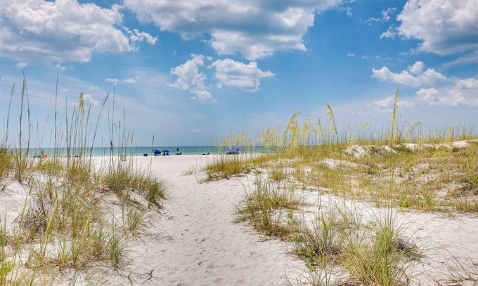 Clearwater Beach Apartment | Clearwater Beach Hideaway: Ideal for Family Getaways