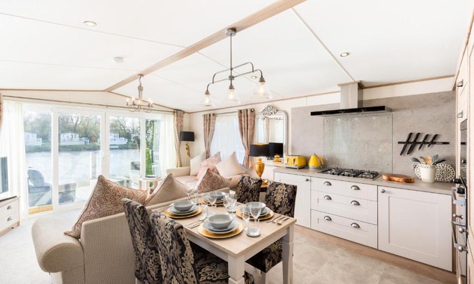 South Cerney House | Experience Clearwater: 4-Star Stay with Pool & Family Fun