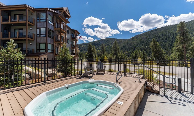 Lakeside Village Apartment | Clearwater Lofts #102: Family-Friendly Retreat with Kitchen