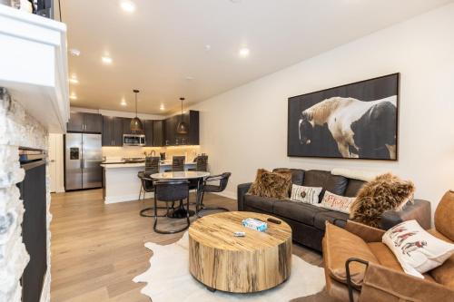 Lakeside Village House | Family-Friendly Clearwater Lofts with Hot Tub & Dining