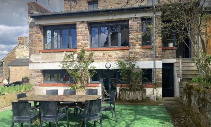 Clecy House | Clécy center, 10 min walk from the banks of the Orne .4 to 10 people adjustable rates