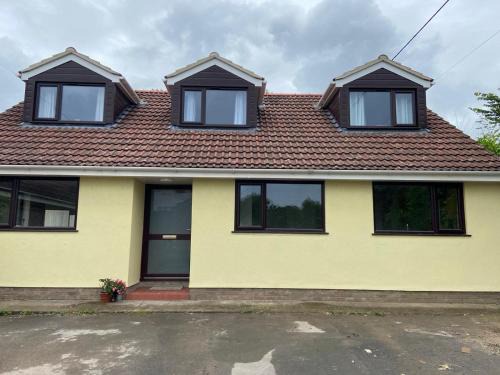 Lulsgate Bottom Bed & Breakfast | Family-Friendly Retreat at Cleeves Cottage - Rated 9/10