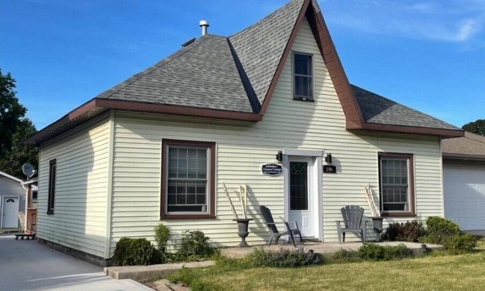 Southampton House | Discover Clemens' Cottage: Historic Home with Pool & Spa
