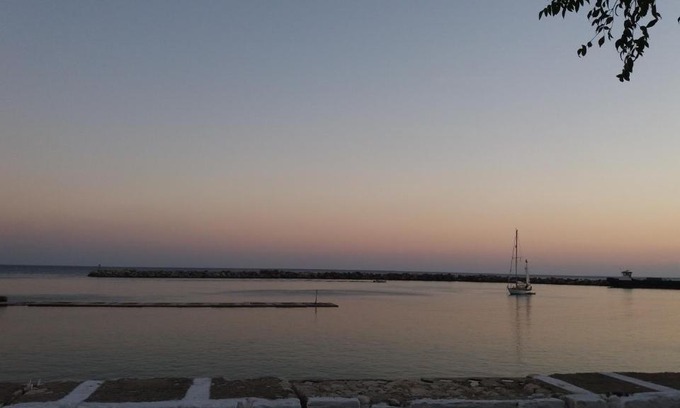 Marathokampos Apartment | Cozy Cleopatra Studios: Oceanfront & Pet-Friendly Escape
