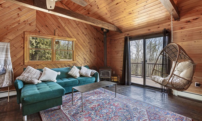 Mount Marion House | Discover Cleo’s Cabin: A Pet-Friendly Private Retreat