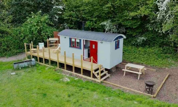 Staplefield House | Cleo’s Hut