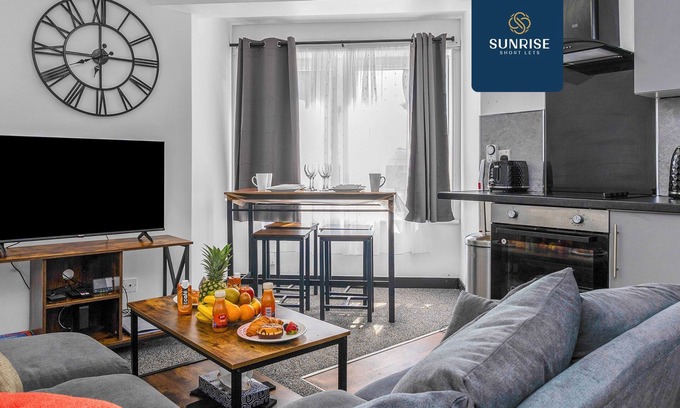 Dundee Apartment | Cozy Cleppie Court: 3 Bedrooms with Breakfast Included