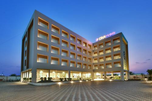 Rau Hotel | Exceptional Click Hotel Pithampur: Family-Friendly Retreat