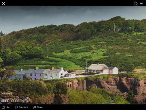 Dunmore East House | Welcoming Cliff Cottage: Family-Friendly Retreat Awaits