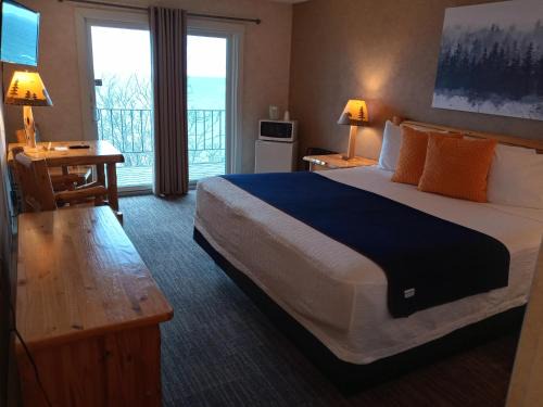 Tofte Hotel | Relax at Cliff Dweller on Lake Superior - Hot Tub & Breakfast