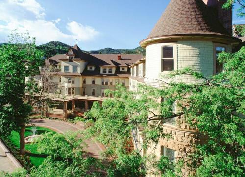 Manitou Springs Historic District Hotel | Experience Cliff House at Pikes Peak: Family-Friendly Retreat
