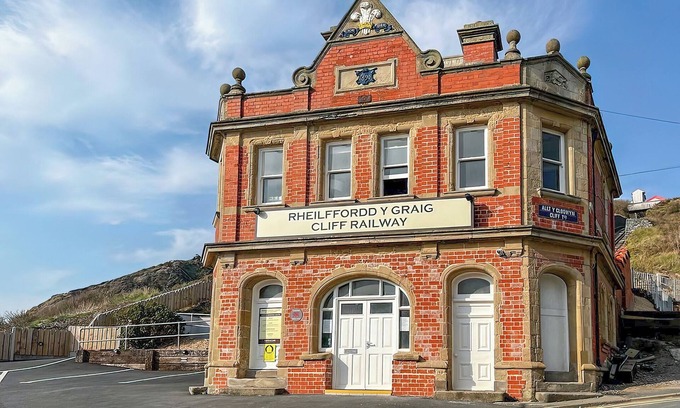Aberystwyth Cottage | Discover a Unique Hotel by the Cliff Railway in Aberystwyth