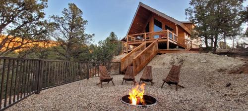Orderville House | Experience Cliff's Edge: Scenic Views & Family-Friendly Stay