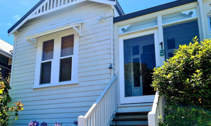 Albany Cottage | Oceanfront Haven: Guest Rated 9.8 with Beachside Perks