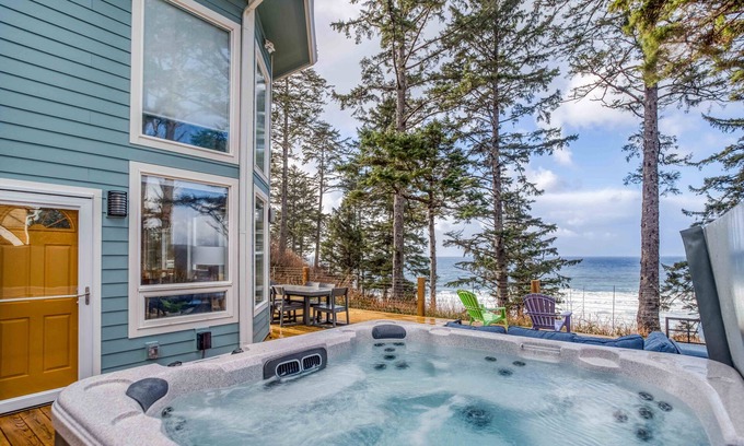 Neskowin House | Oceanfront Escape with King Suite & Breathtaking Views