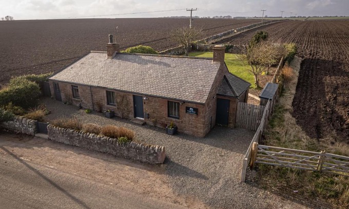 Letham Grange House | Experience Cliff Walk Cottage: Pet-Friendly Retreat with Hot Tub