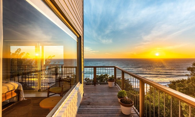 Cape Peninsula House | Beachfront Bliss at Cliffhanger Misty Cliffs: A 10/10 Retreat