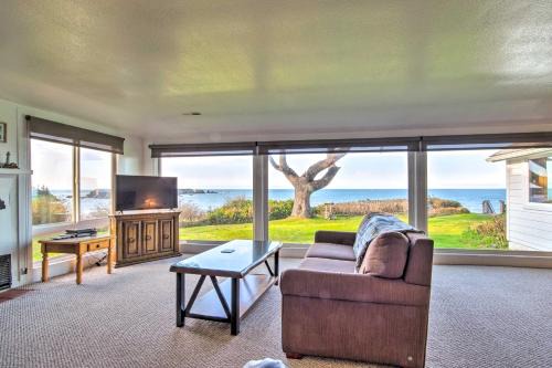 Coos Bay House | Oceanfront Cliffside Lighthouse with Pet-Friendly Charm