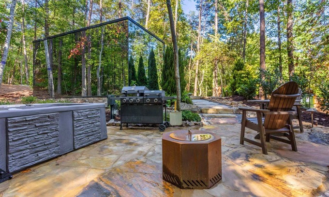 Lupton City Cabin | Inviting Cliffside Mirror Cabin with Spa and Hot Tub
