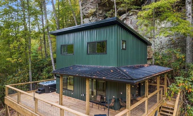 Pine Ridge Cabin | Modern Cliffside Treehouse: Top-Rated Escape with Hot Tub