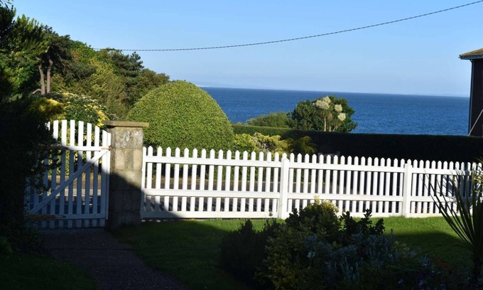 Totland Bay Cottage | Cliffway: Peaceful Retreat with Seaviews & Private Garden
