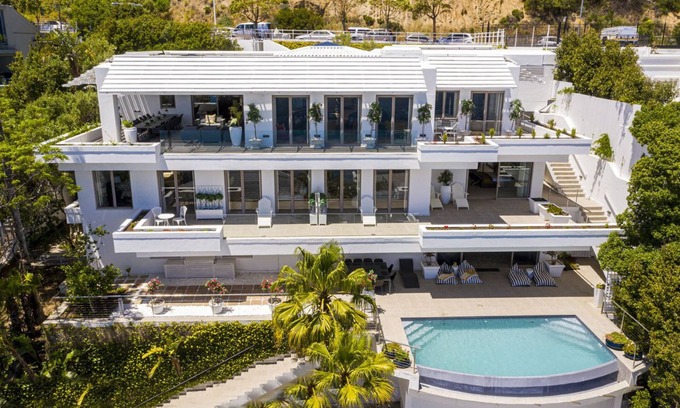 Clifton Villa | Inviting Clifton YOLO Spaces – Elegant Mansion Villa Getaway