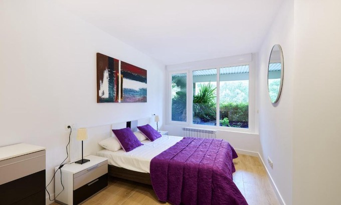 Ermitagana Apartment | Pet-Friendly Retreat Near Clinica Universitaria y Hospitales