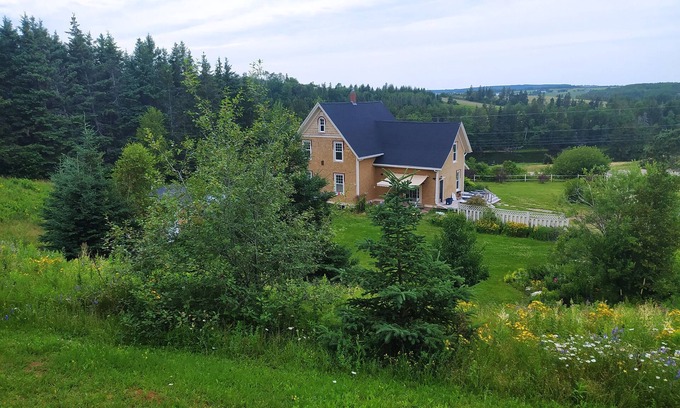 New London House | Cozy Clinton Hills Summer House with Oceanfront Spa