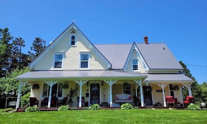 Clinton Bed & Breakfast | Experience Clinton Pond Bed and Breakfast with Top Amenities