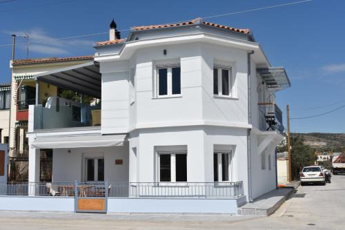 Nees Pagases Apartment | Oceanfront Retreat: Clio Residence in Alykes Volou