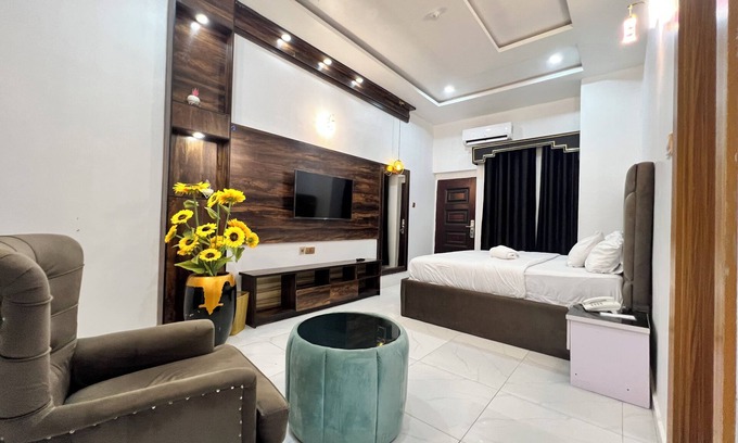 Ekrokpe Hotel | Discover Clique Court Hotel & Suite with Pool and Breakfast