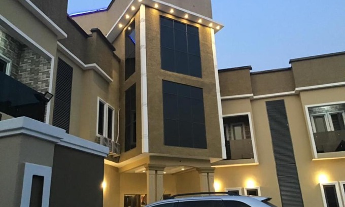 Ekrokpe Hotel | Relax at Clique Court Hotel & Suite with Pool & Hot Tub