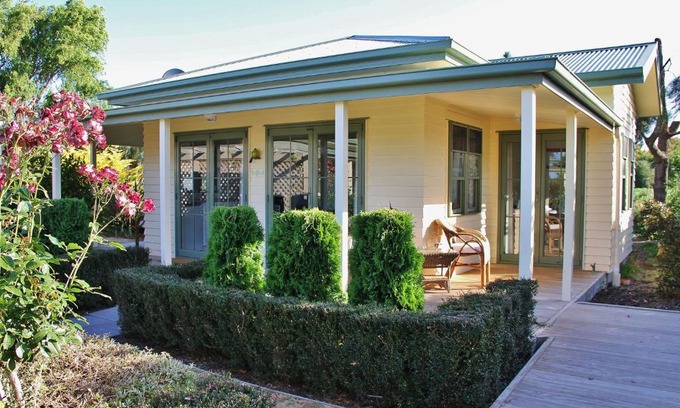Clive Ski Chalet | Family-Friendly Clive Colonial Cottages with Kitchen Amenities