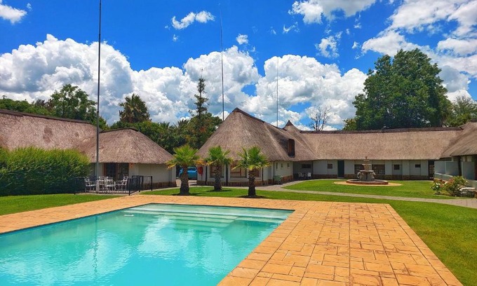 Lochvaal House | Relax at Clivia Lodge with Pool, Restaurant & Breakfast