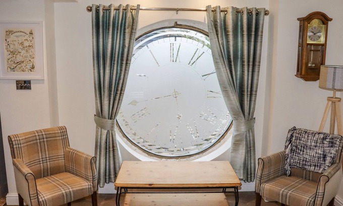 Oldham Cottage | Family-Friendly Clock Cottage with Hot Tub in Saddleworth