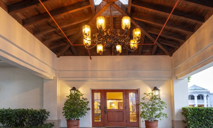 Downtown Ventura Hotel | Cozy Clocktower Inn Ventura: Top Amenities & 8.4/10 Rating