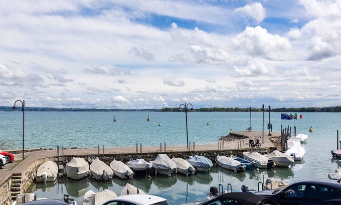 Colombare Apartment | Cozy Apartment in Sirmione Steps from Lake with Breakfast