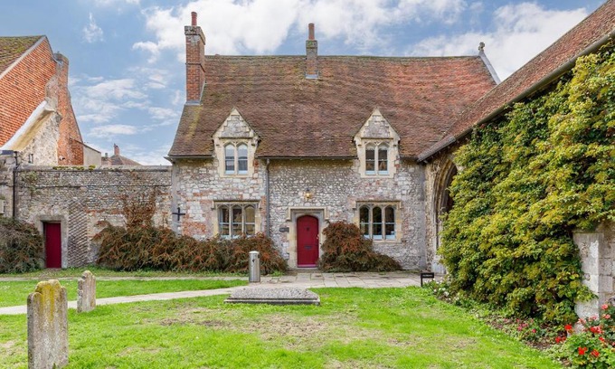 Chichester House | Delightful Cloisters Cottage: Family-Friendly 4-Star Retreat