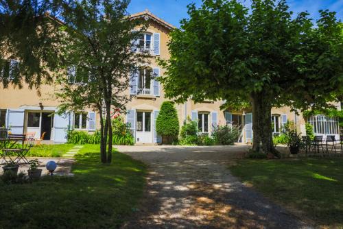Vire Bed & Breakfast | Relax at Clos Ceres: 4-Star Oceanfront Oasis with Pool