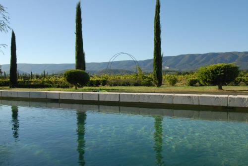 Cabrieres-d'Avignon Bed & Breakfast | Unwind at Clos De La Fontaine: Oceanfront & Pet Friendly