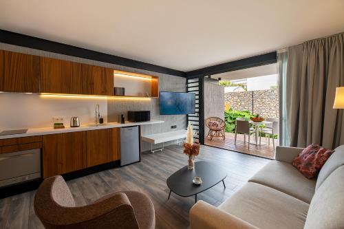 Saint-Denis Apartment | Discover Clos de la Rivière: 4-Star Retreat with Spa & Pool