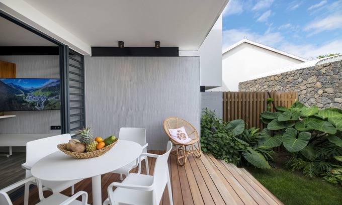 Saint-Denis Apartment | Elegant Clos de la Rivière: 4-Star Stay with Pool & Breakfast