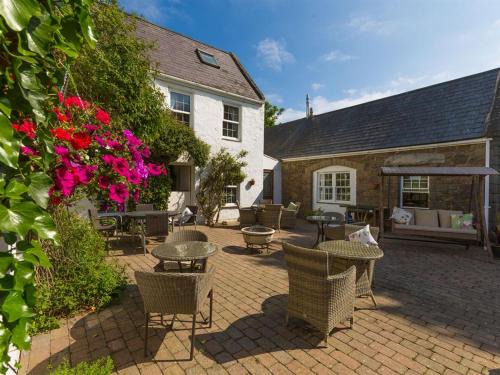 Sark House | Discover Clos De Vaul Creux - Pet Friendly & Family Oriented