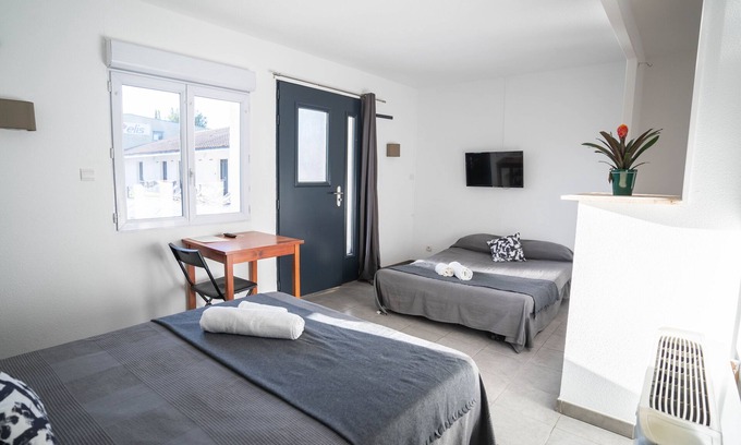 Velaux Hotel | Discover Clos la Verdiere: Family-Friendly with Pool & Breakfast