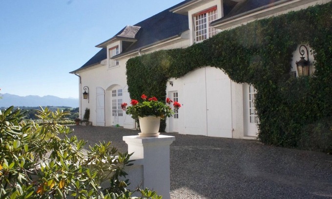 Jurancon Apartment | Discover Le Studio Confort Camélia: Family-Friendly Retreat