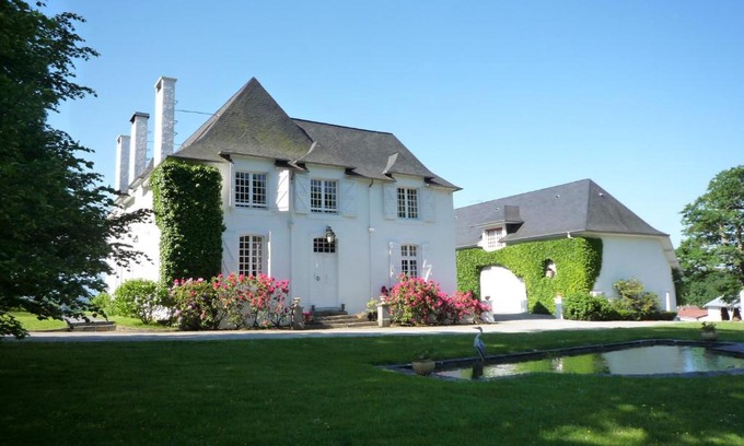 Jurancon Bed & Breakfast | Discover Clos Mirabel Manor - B&B with Oceanfront Bliss