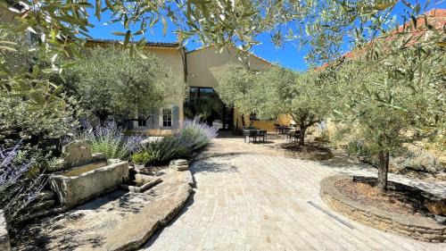 Malaucene Hotel | Experience Tranquility at Le Clos Saint Michel Resort & Spa